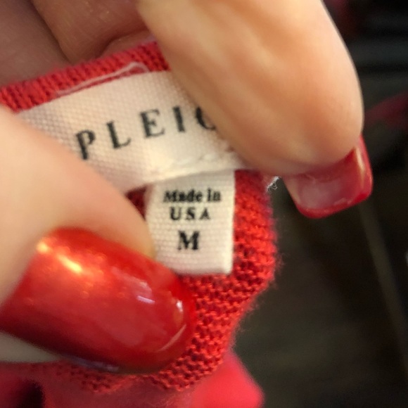 Cold Shoulder Tunic by Pleion in Size Medium. - Picture 3 of 3